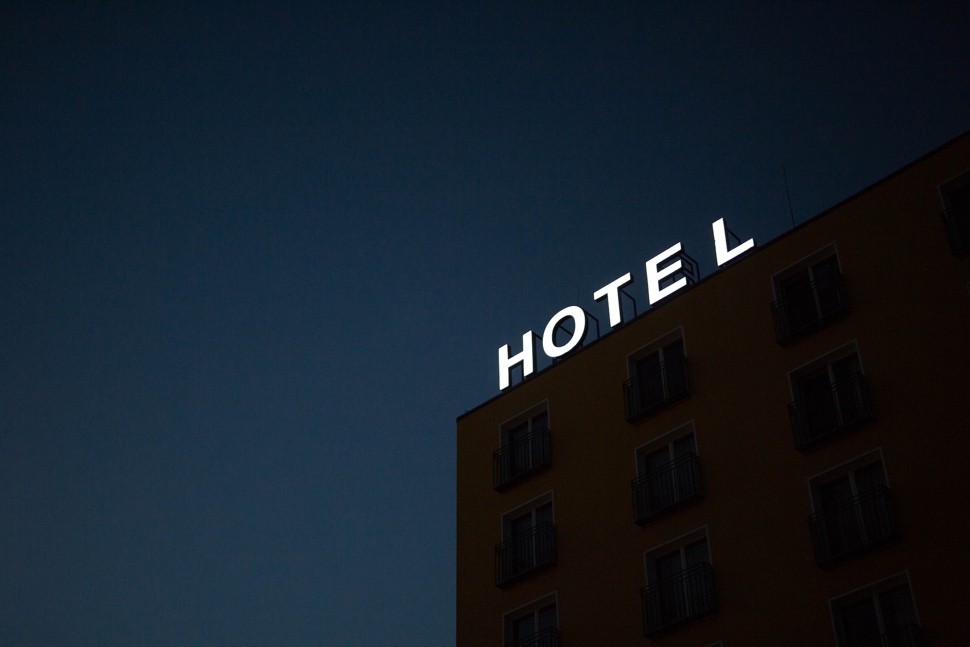 Bu! Especialistas paranormais apontam cinco sinais de que você se hospedou em um hotel mal-assombrado