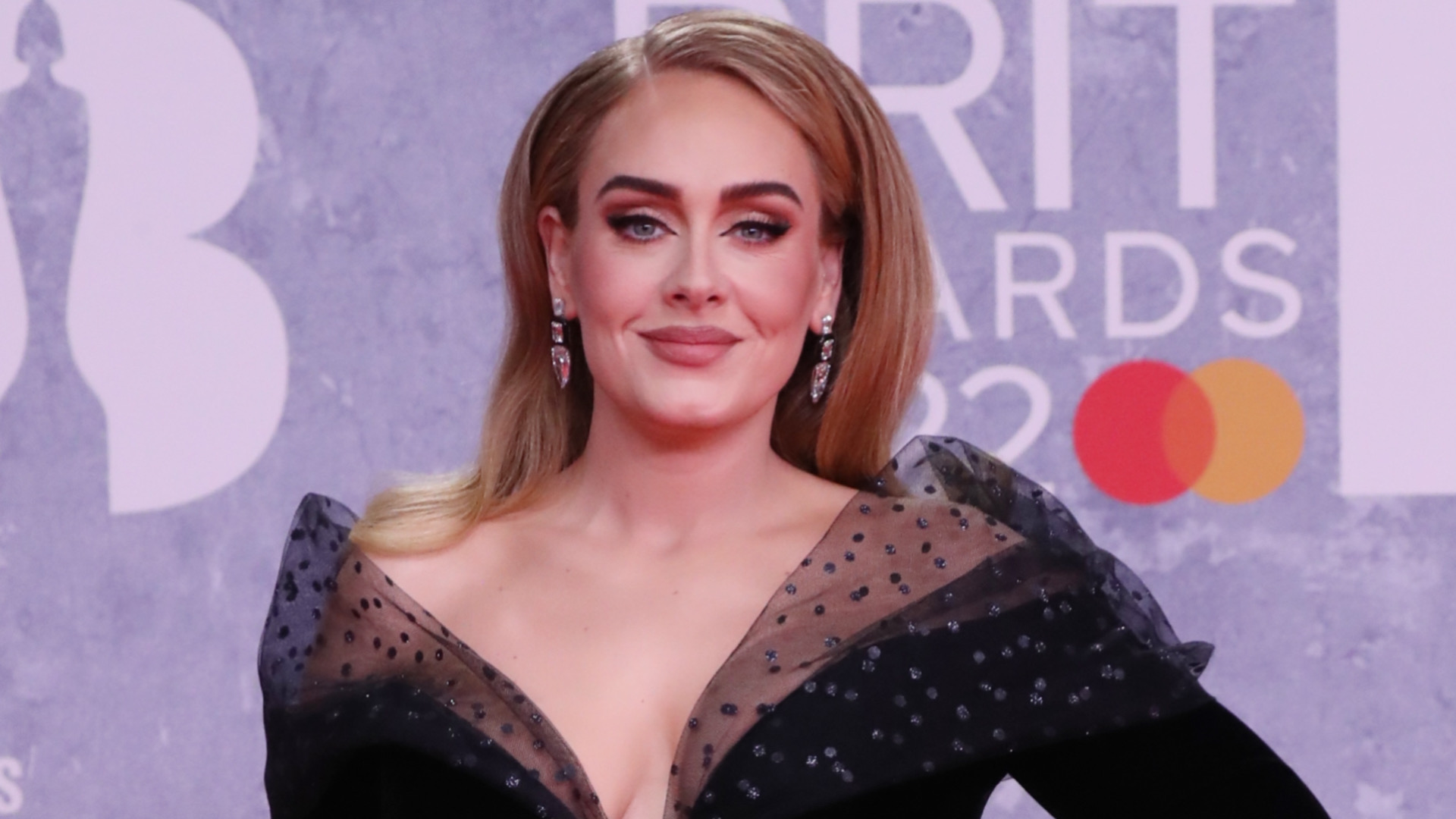 Adele revela que cortou o álcool de sua vida há três meses, e explica motivo
