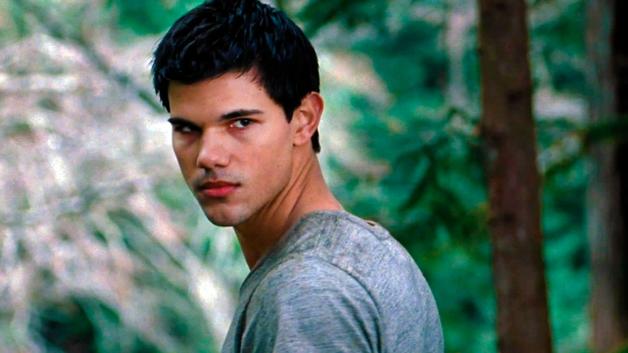 Taylor Lautner quase foi substituído em “Crepúsculo” no segundo filme, e ator revela o motivo; assista