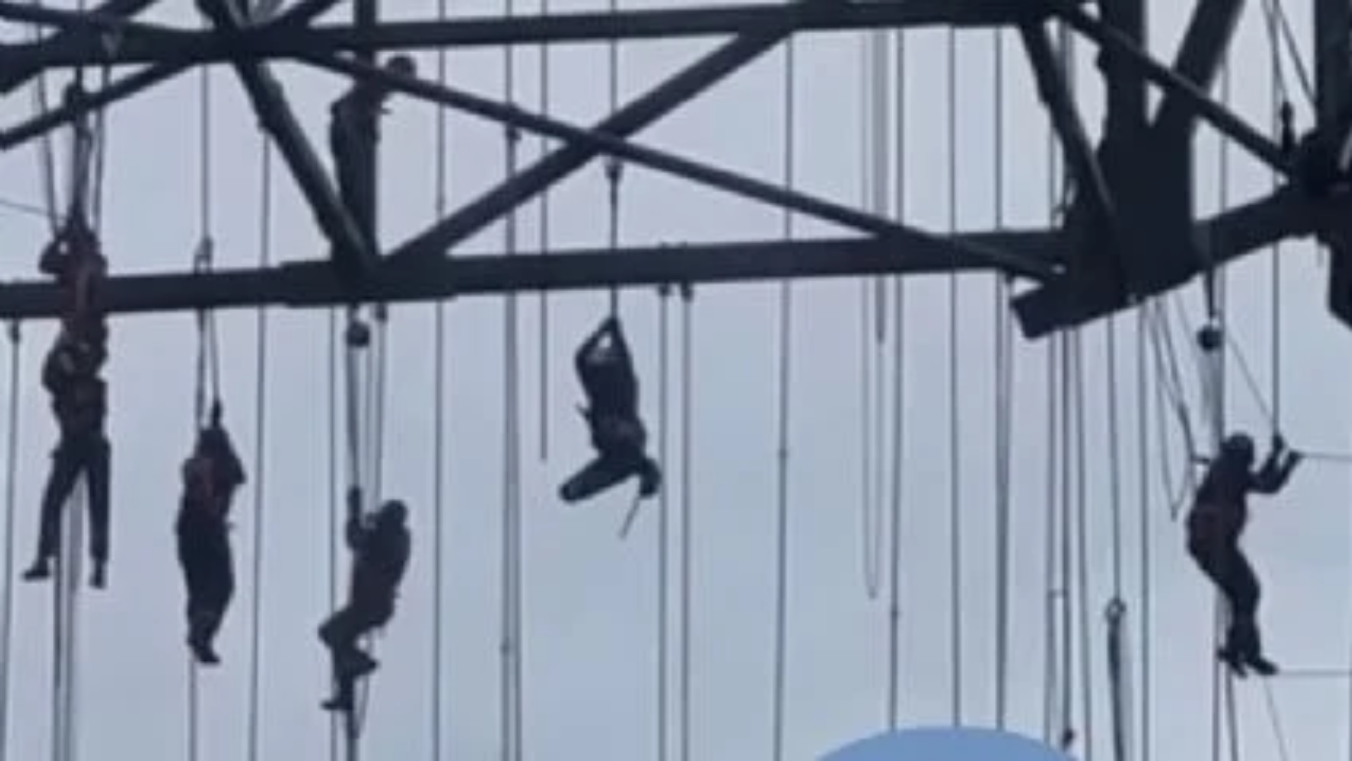 Vídeo: Operários ficam pendurados a 140 metros de altura após andaime cair em SP; uma morte é confirmada