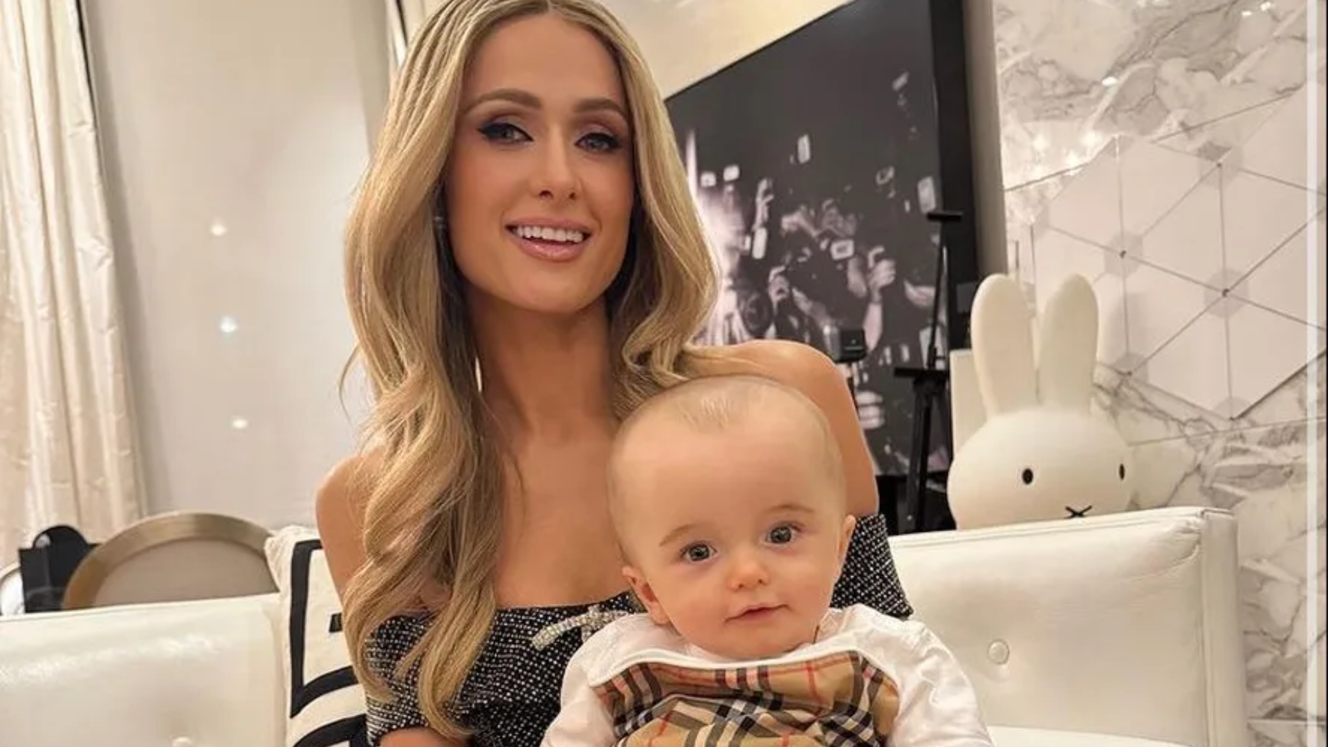 Paris Hilton faz desabafo de partir o coração e revela dilema sobre fotos do filho após ataques à aparência do bebê; leia a íntegra