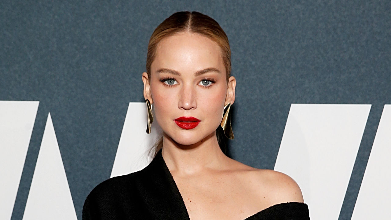 Jennifer Lawrence se manifesta sobre especulações de que teria feito cirurgia plástica no rosto, após compararem fotos, e entrega truque