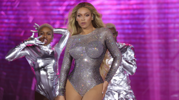 Filme de Beyoncé traz revelações sobre cirurgia da diva, e Blue Ivy reagindo às críticas sobre ela da MELHOR forma; vem saber tudo!