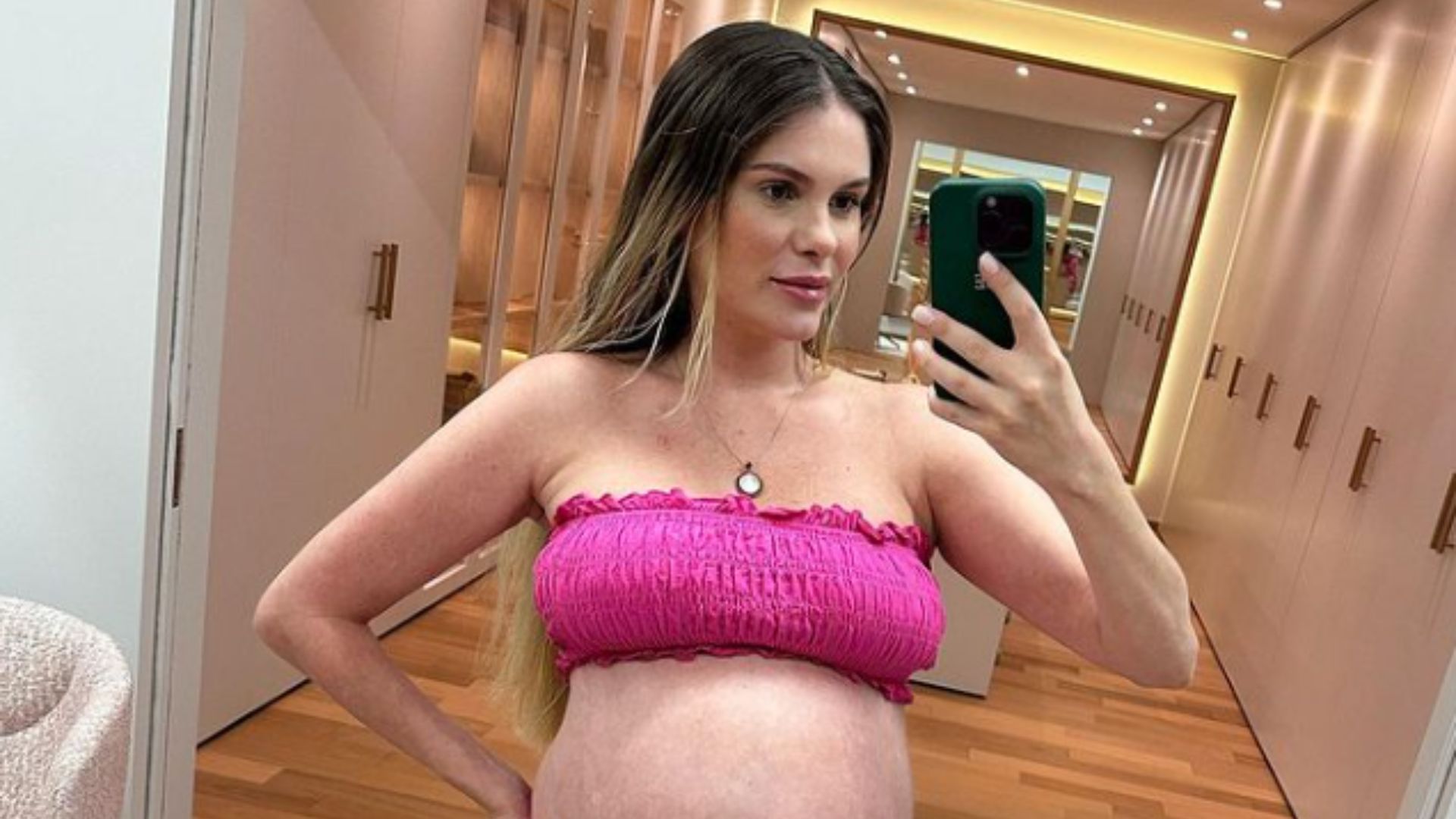 Vídeo: Bárbara Evans é criticada por internautas ao mostrar babá enchendo piscina inflável com a boca e rebate