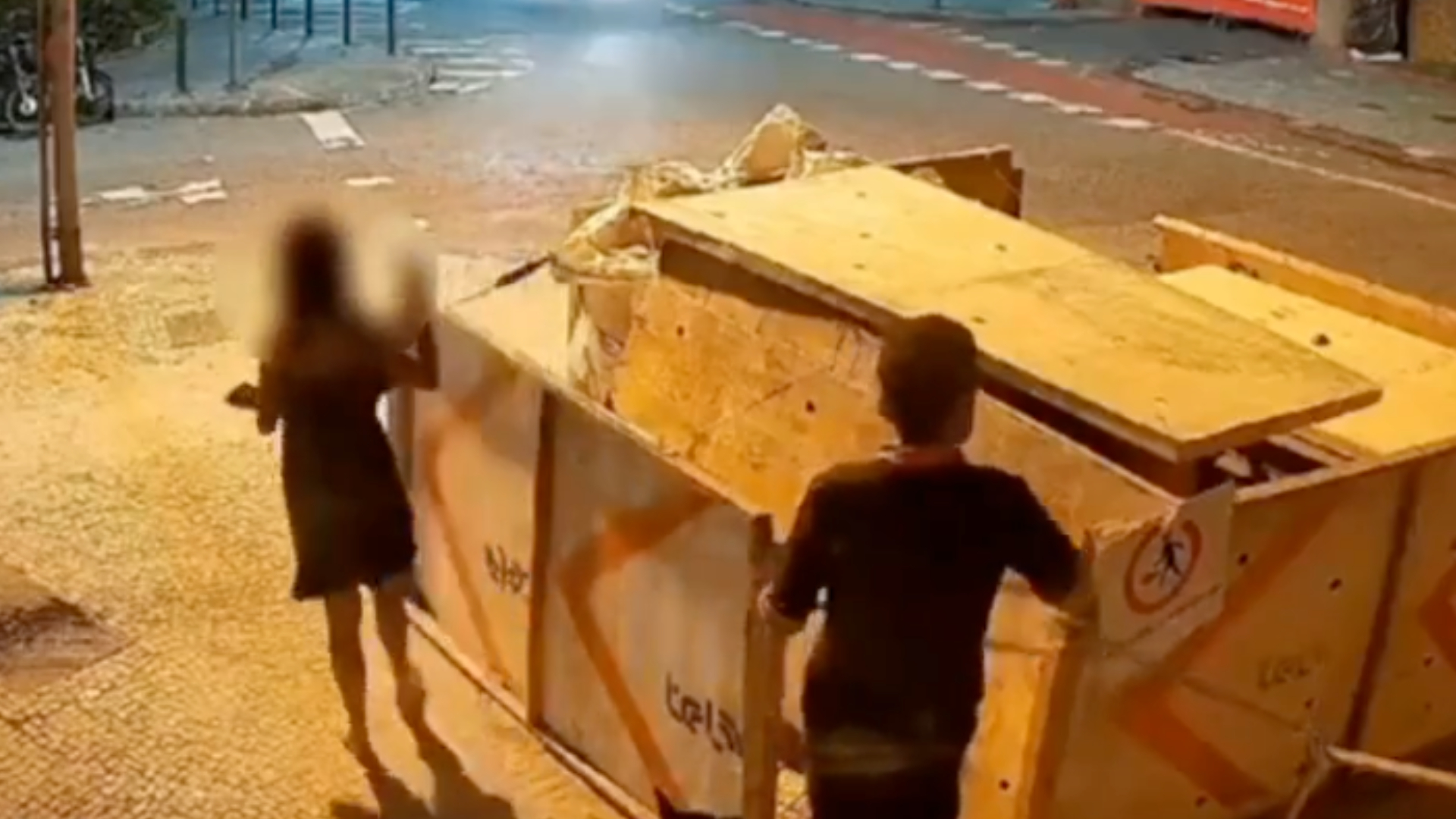 Câmeras de segurança flagram caso de estupro em Copacabana e homem é preso