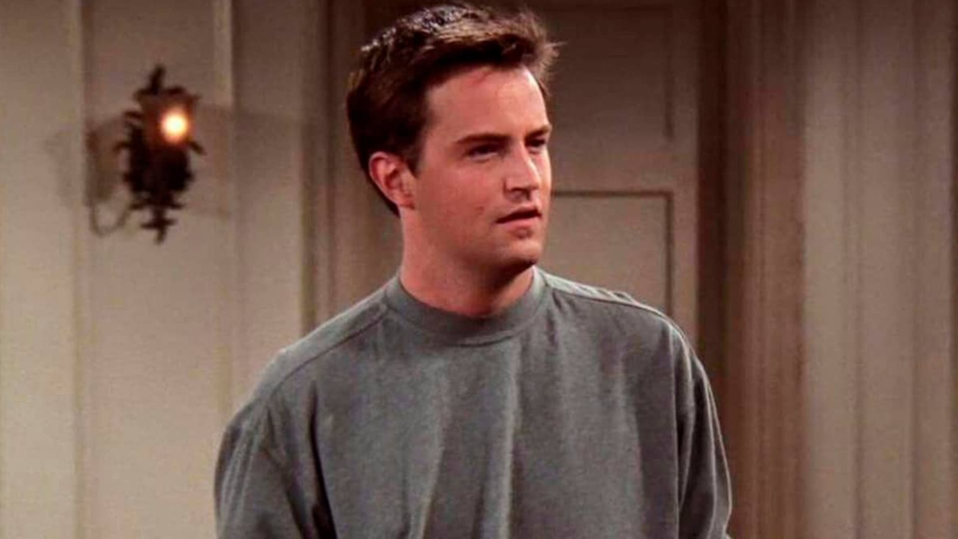 Atriz de “Friends” diz que Matthew Perry convenceu roteiristas a mudar cena crucial de Chandler: “O público nunca perdoaria”