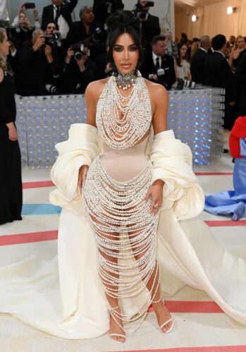 Kim Kardashian de Schiaparelli no Met Gala 2023 (Foto: David Fisher/Shutterstock)