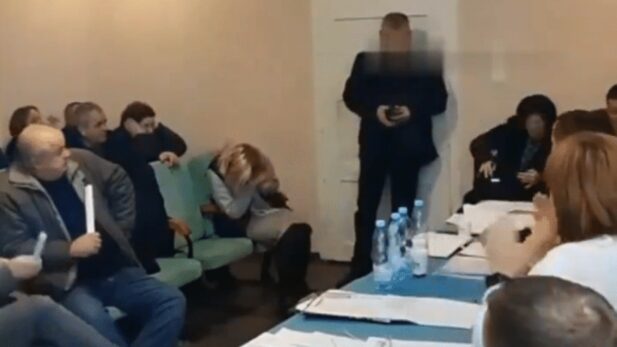 Deputado ucraniano lança 3 granadas durante conselho em sala fechada.