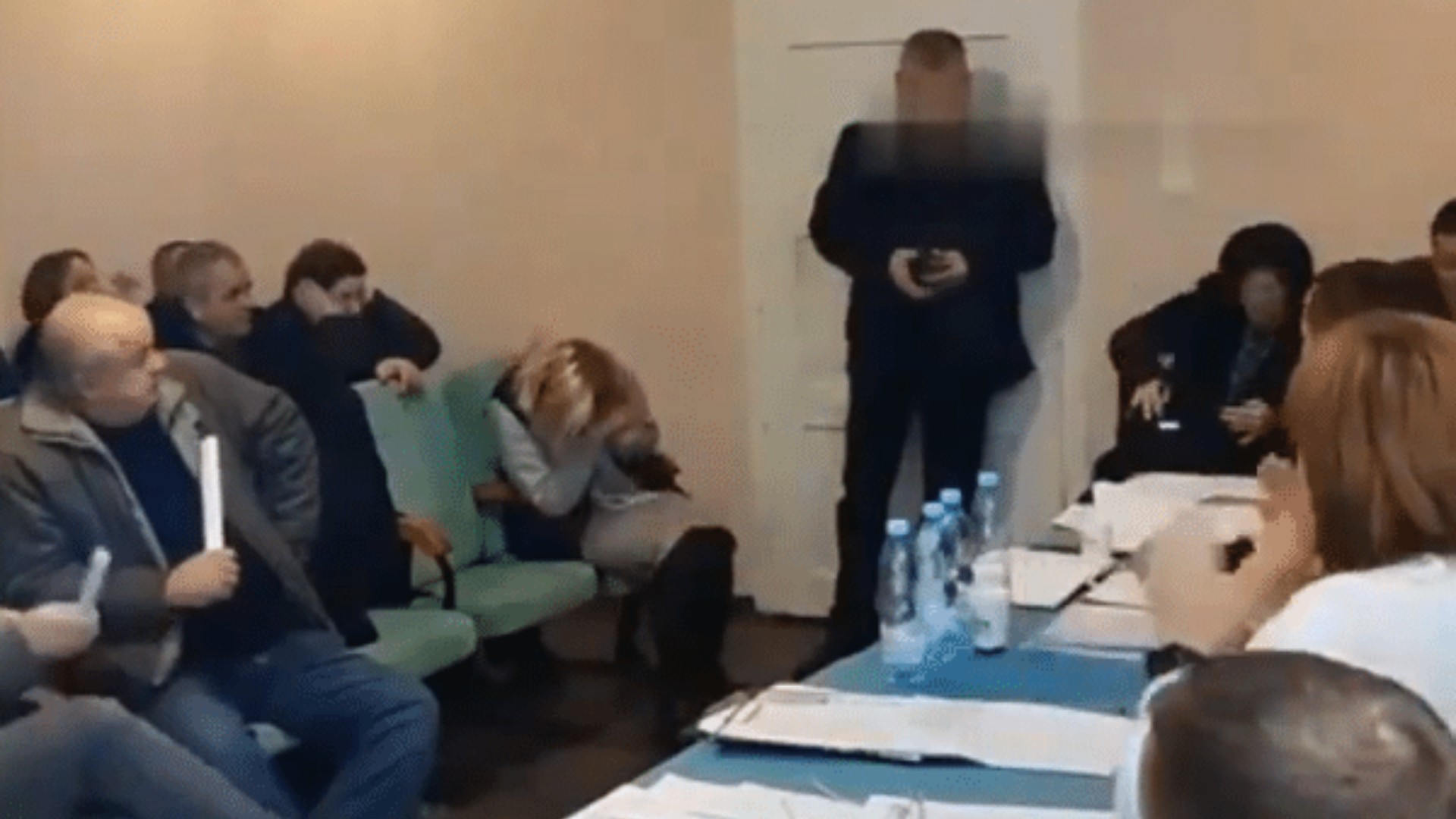 Vídeo: deputado ucraniano detona 3 granadas durante reunião em sala fechada; 26 ficam feridos
