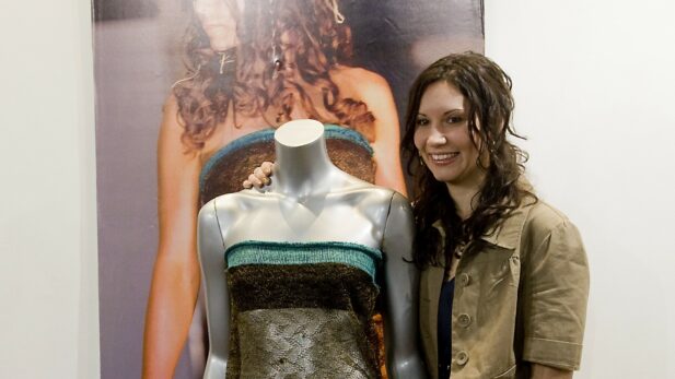 Em 2011, Charlotte Todd leiloou o vestido usado por Kate Middleton em desfile na universidade.