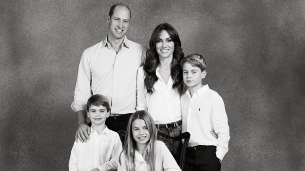 Mas gente! Príncipe Louis posa com a família em cartão de Natal, e erro de Photoshop chama a atenção; veja
