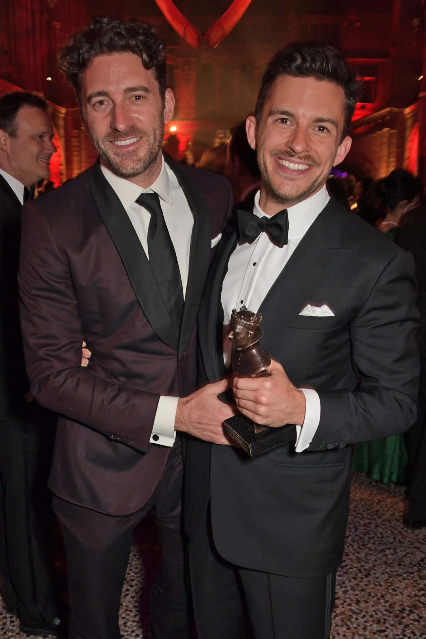 Jonathan Bailey diz que está namorando “um homem adorável” e explica