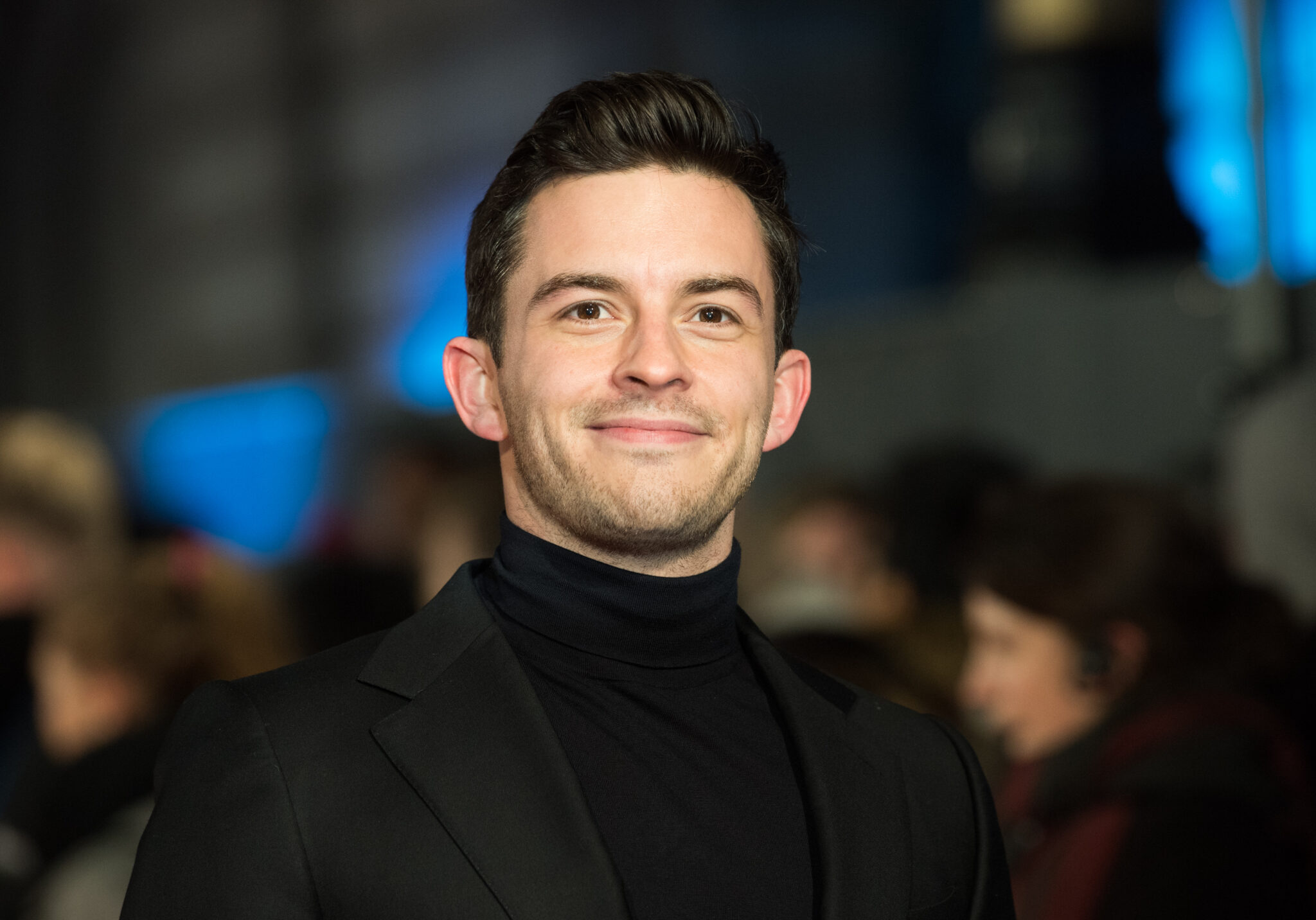 Jonathan Bailey diz que está namorando "um homem adorável" e explica