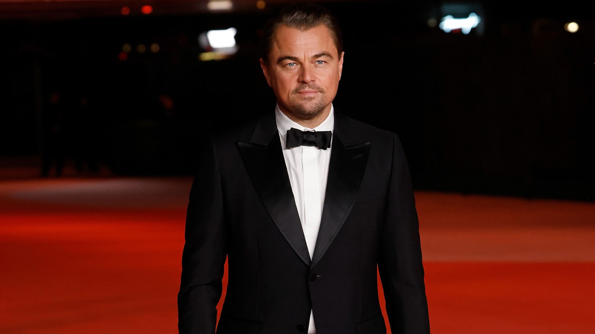 Leonardo DiCaprio chama atenção ao ser visto com irmã caçula de ex-namorada famosa