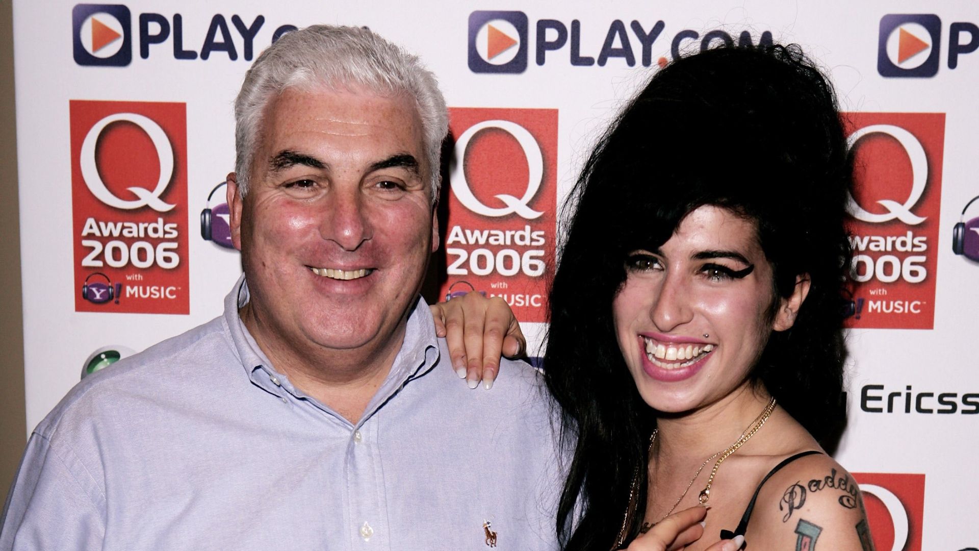Pai de Amy Winehouse processa amigas da cantora após descobrir atitude, e pede mais de R$ 4,5 milhões, diz jornal