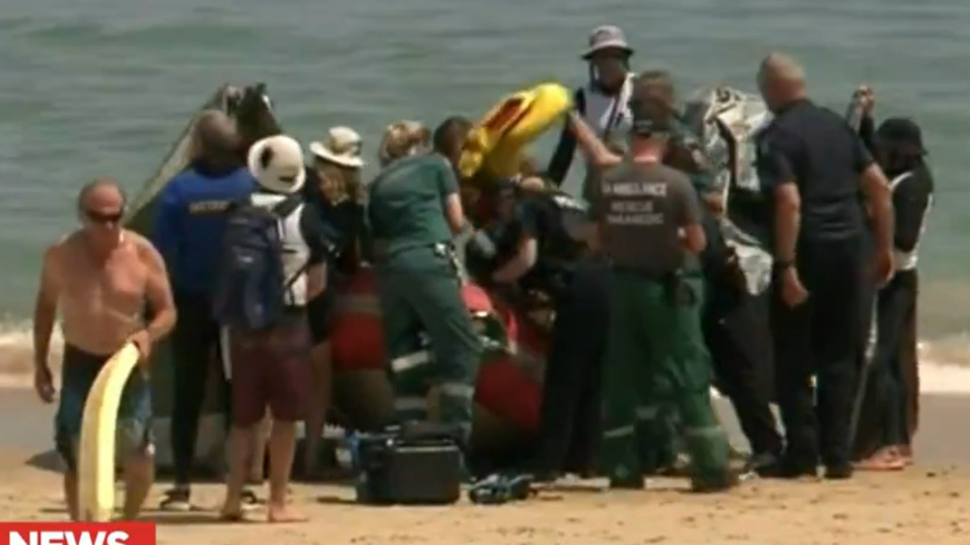 Menino de 14 anos é atacado por tubarão e morre na frente do pai em praia turística na Austrália