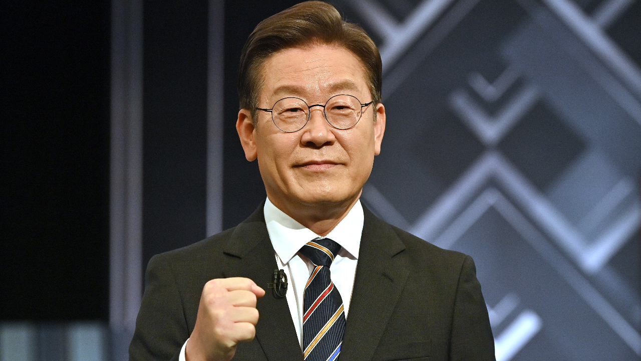 Vídeo: Lee Jae-myung, líder do Partido Democrata da Coreia do Sul, é esfaqueado no pescoço