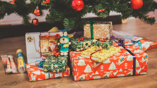 Mulher viraliza ao revelar presentes horríveis que ganhou da família no Natal: “Exigiram que eu me desculpasse”