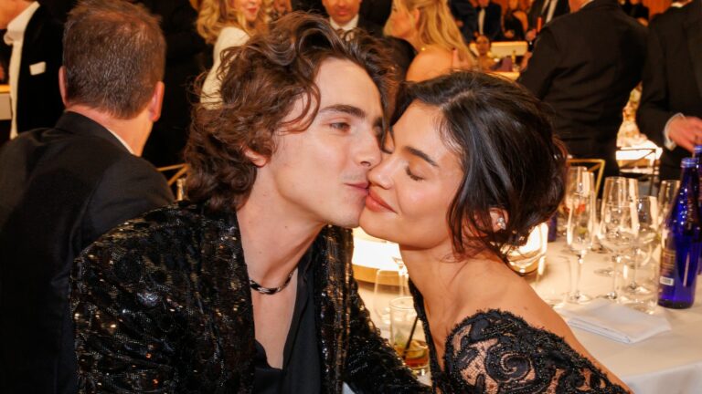 Timothée Chalamet beija Kylie Jenner no Globo de Ouro 2024