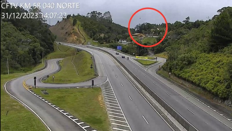 Vídeo: Câmeras de rodovia registram possíveis imagens de helicóptero desaparecido em SP