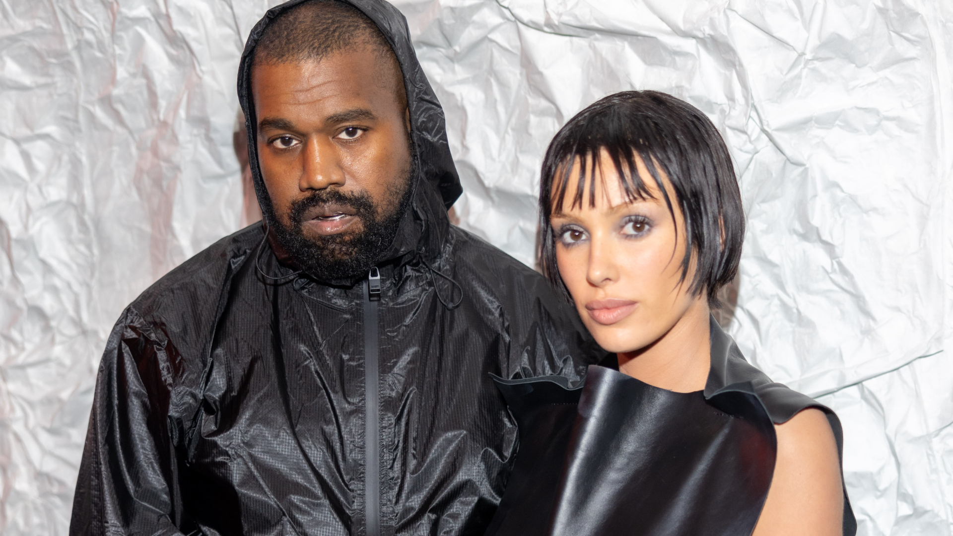 Bianca Censori, esposa de Kanye West, choca ao mostrar a parte íntima por completo na Paris Fashion Week