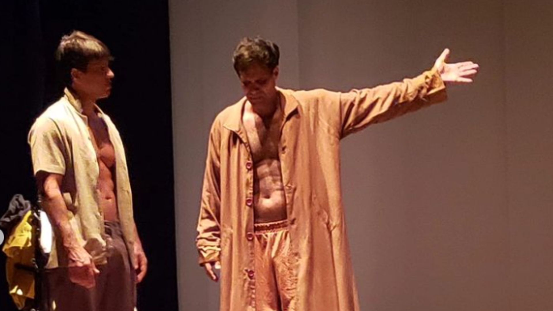 Casal briga na plateia de peça de teatro após cena de nu frontal, no RJ, e ator se manifesta