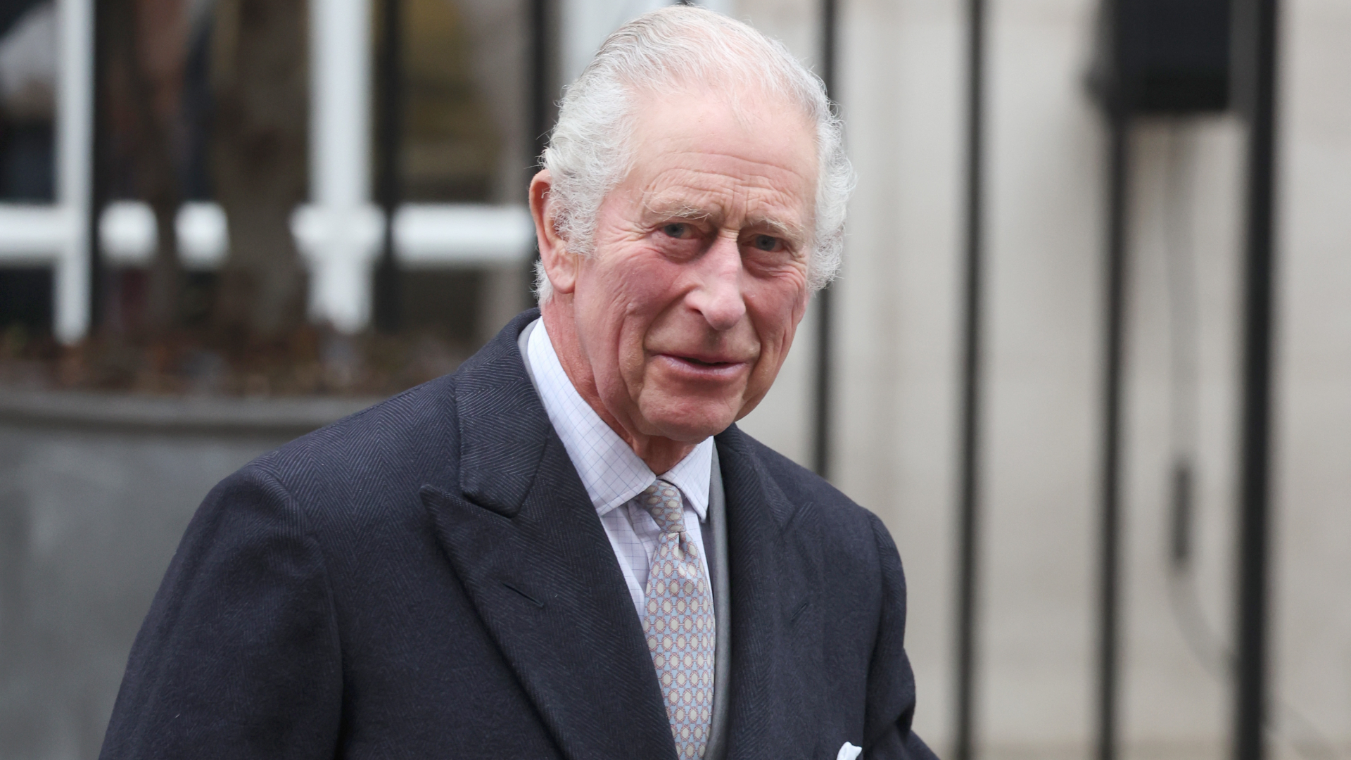 The journalist says that King Charles III does not believe in chemotherapy and wants to treat cancer with “doses.”