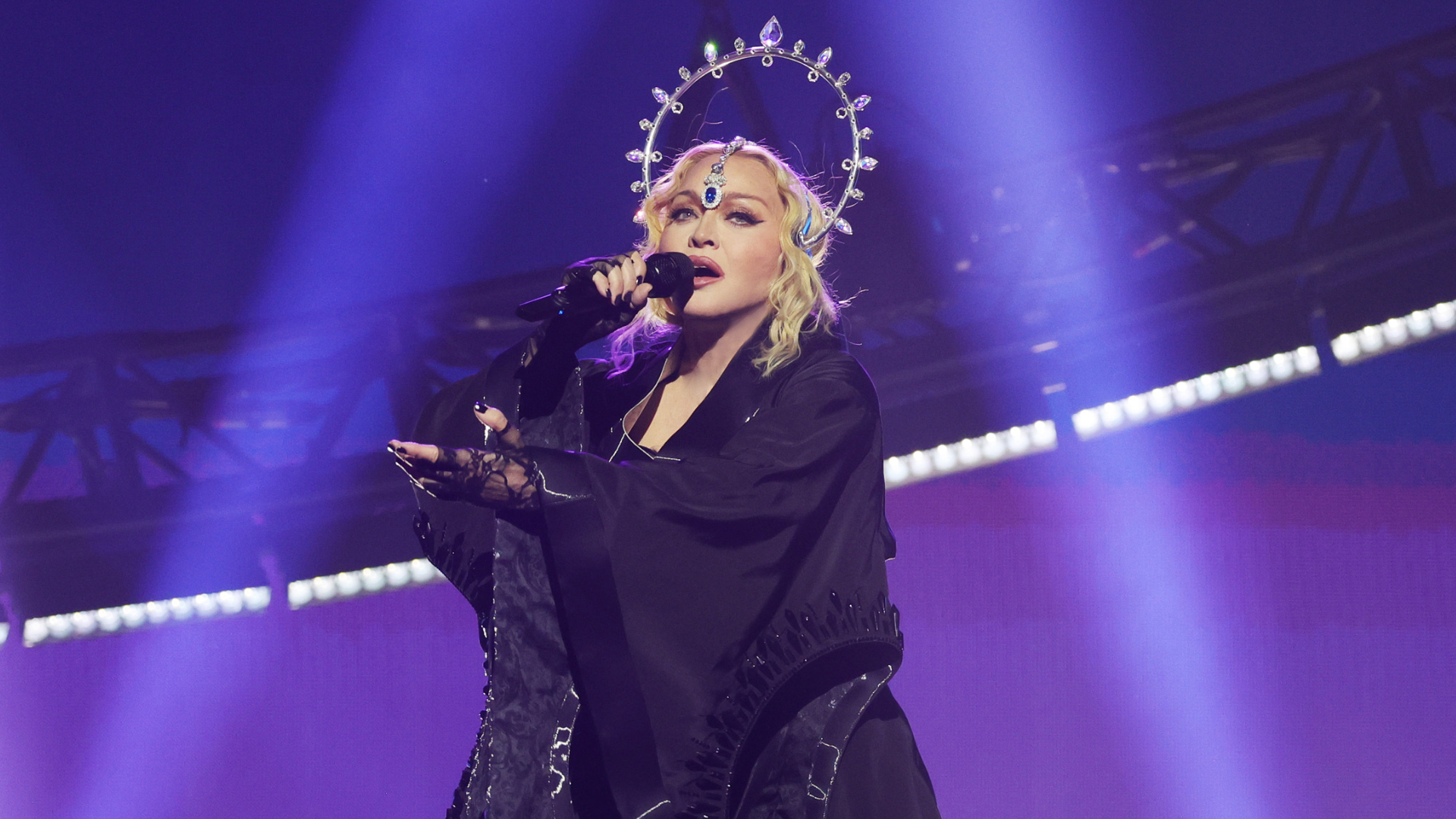 Madonna detalha ‘experiência de quase morte’ em hospital e revela 1ª palavra ao acordar: ‘Deus estava falando comigo’