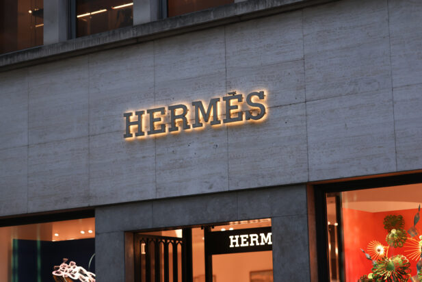 Marca de luxo Hermès é processada por dificultar compra de bolsa; entenda