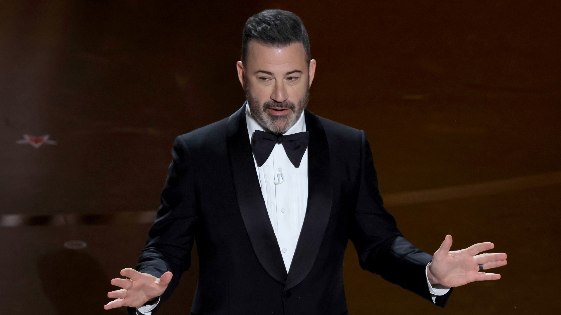 Oscar 2024: Jimmy Kimmel causa polêmica em monólogo, ao falar de passado de Robert Downey Jr. com as drogas, e de relação de Bradley Cooper com a mãe; assista