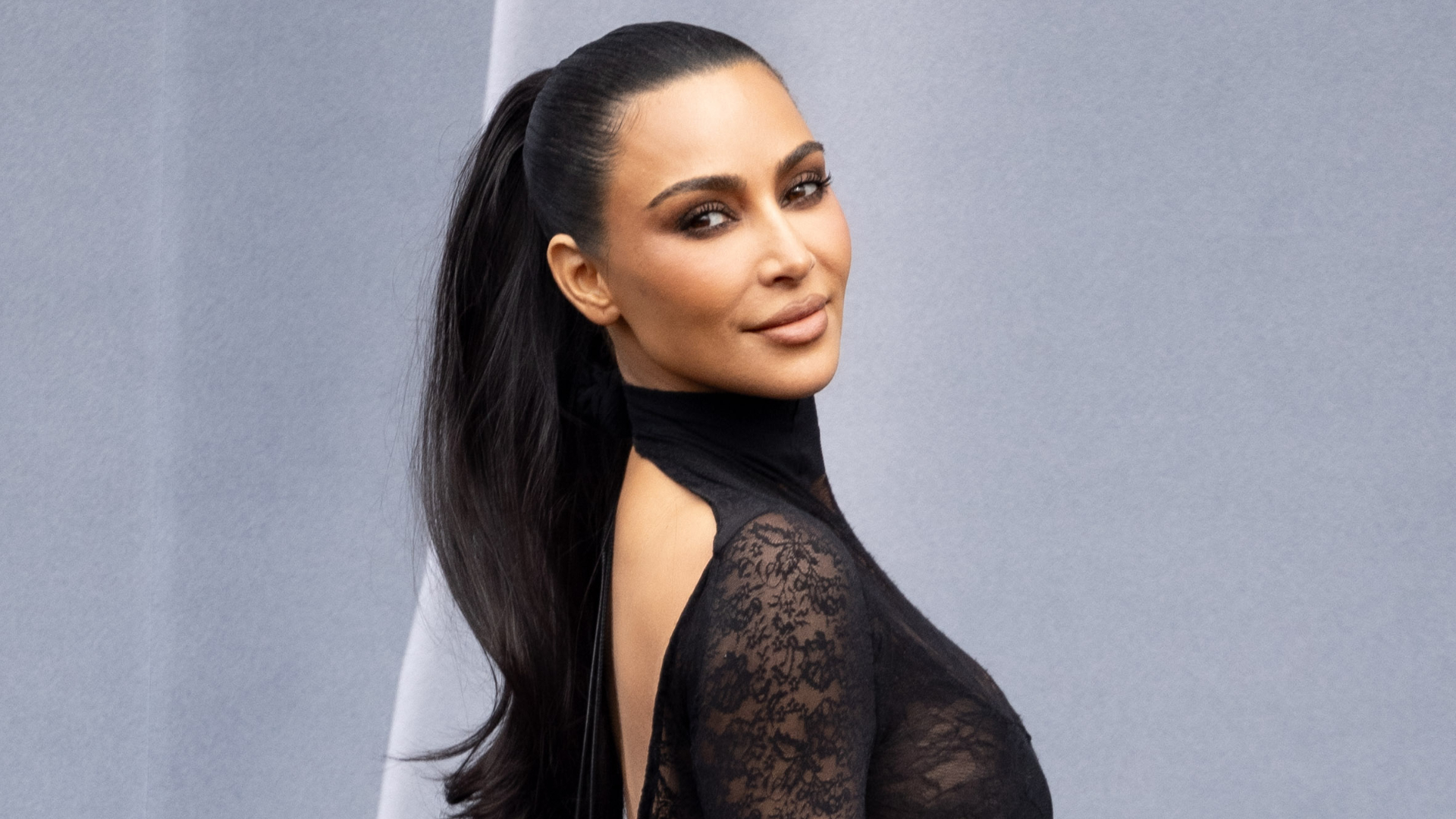Kim Kardashian é processada após artista notar detalhe em vídeo de tour no escritório
