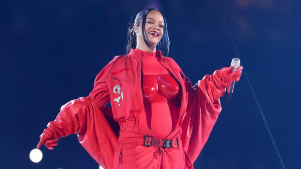 Cara Delevingne, Irina Shayk y Anitta en el desfile de Rihanna - Foto 1