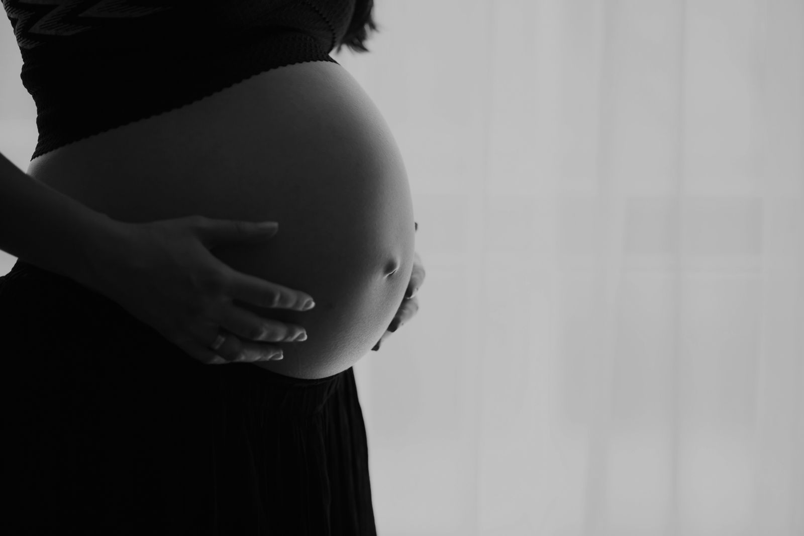 Vídeo: Médica recusa internação de grávida, que dá à luz no chão da recepção da maternidade, no RJ