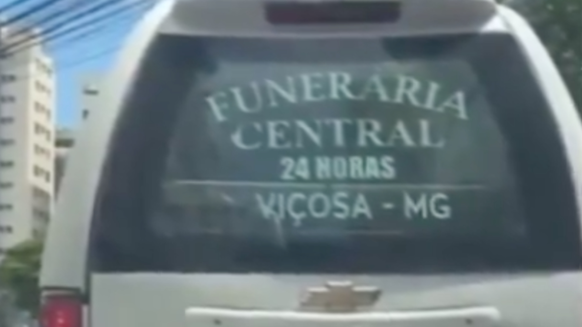 Motorista se assusta ao flagrar pé se mexendo dentro de carro de funerária em MG, e desfecho de história surpreende; assista!