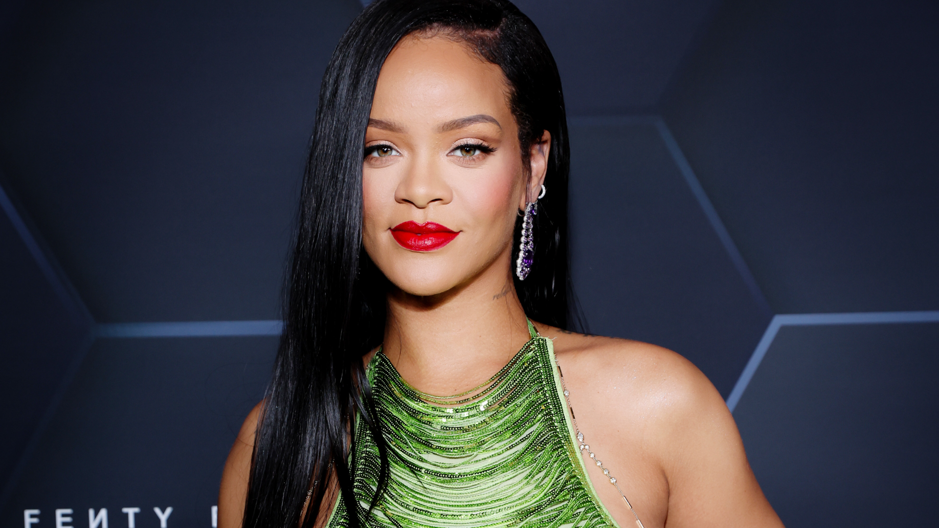 OMG! Rihanna se apresenta em casamento bilionário, na Índia, com direito a maiores hits da carreira; assista!