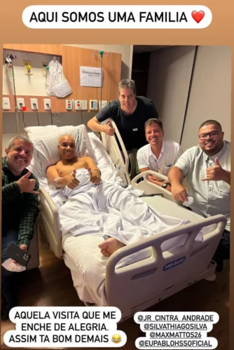 Anderson Leonardo com amigos no hospital. (Foto: Reprodução/Redes sociais)