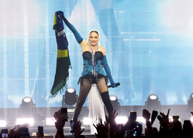 Madonna arrastou 1,6 milhão de pessoas para a praia de Copacabana. (Foto: Getty)