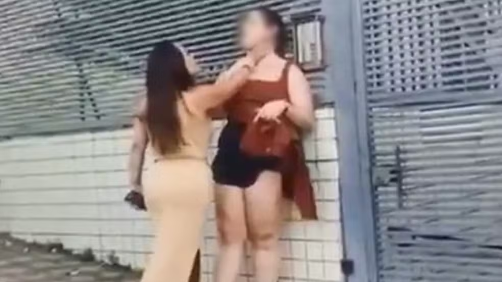 Vídeo: Influenciadora agride mulher no meio da rua em MG e avisa o porquê: ‘Me mostra os exames!’