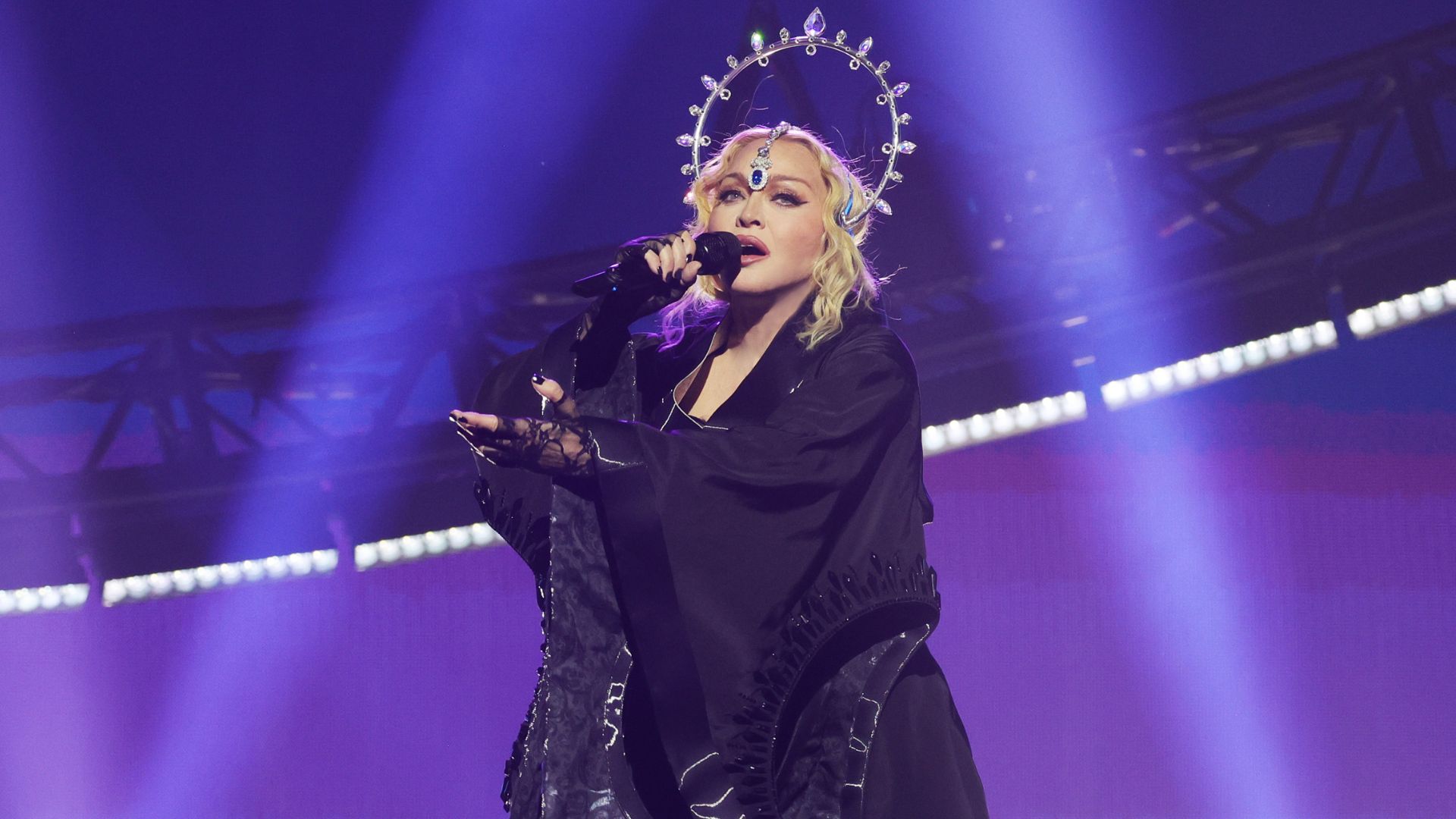 Madonna é processada por expor fã à “pornografia sem aviso” em show de última turnê, nos EUA; saiba detalhes