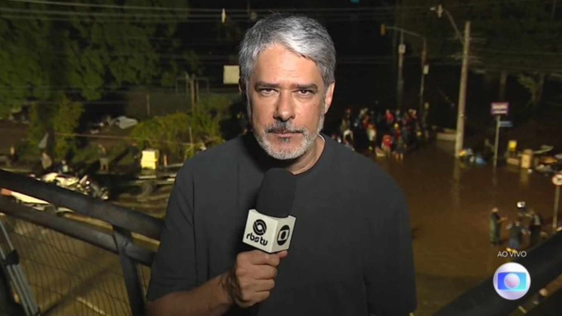 William Bonner quebra protocolo no Jornal Nacional em cobertura das enchentes direto do RS; assista