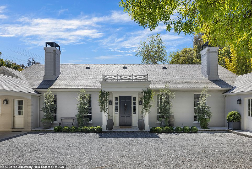 85679669-13491549-The_Oscar_winner_is_selling_her_home_which_features_a_guest_hous-a-6_1717473053518