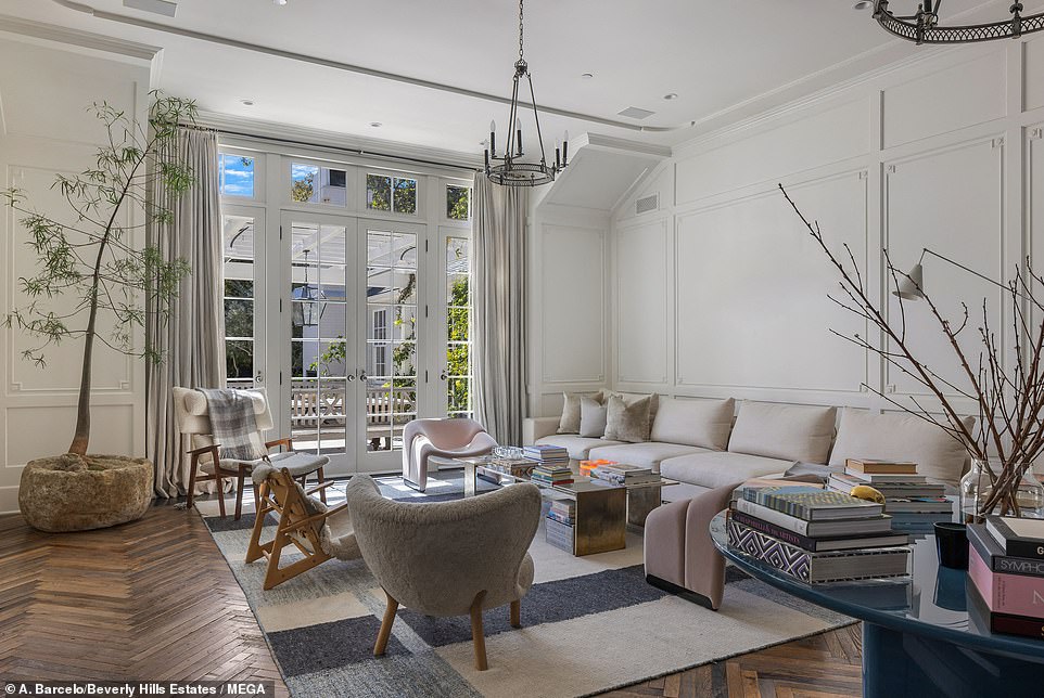 85679685-13491549-The_house_built_in_1950_and_renovated_in_2009_is_situated_on_two-a-2_1717473053148