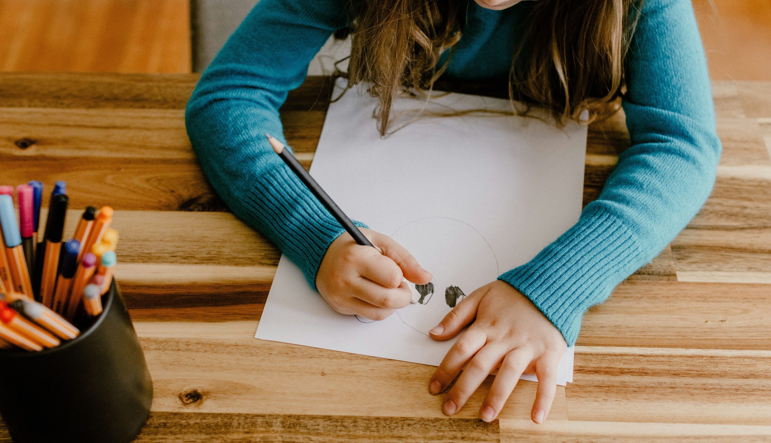 Menina que desenhou abusos foi estuprada ao ir brincar com as primas na casa de tio em AL, diz polícia