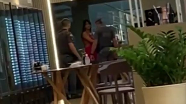 Ana Paula Leme agrediu um dos policiais. (Foto: Reprodução/EPTV)