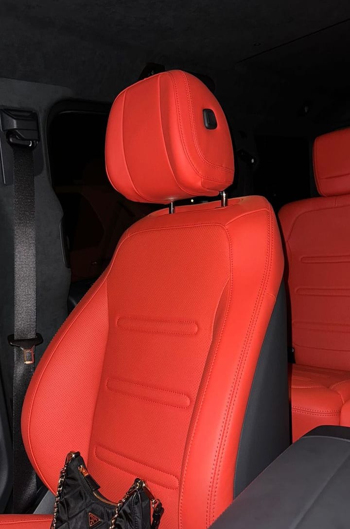 Imagem retirada de site com licença de uso gratuito. Interior do novo carro de Simone Biles.