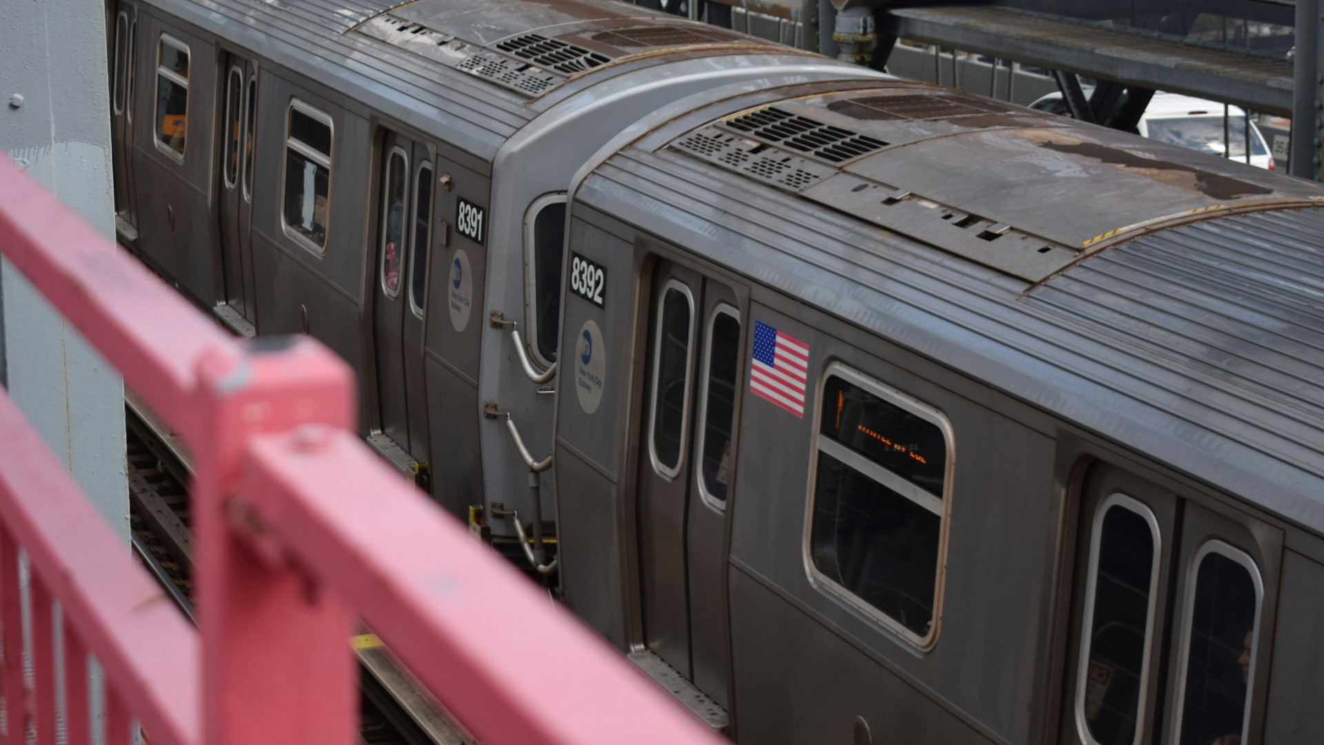 Adolescentes sequestram trem em metrô de Nova York, e detalhe em vídeo chama atenção; assista