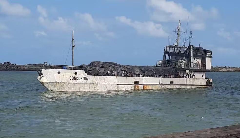 Tripulantes desaparecem após navio naufragar a caminho de Fernando de Noronha