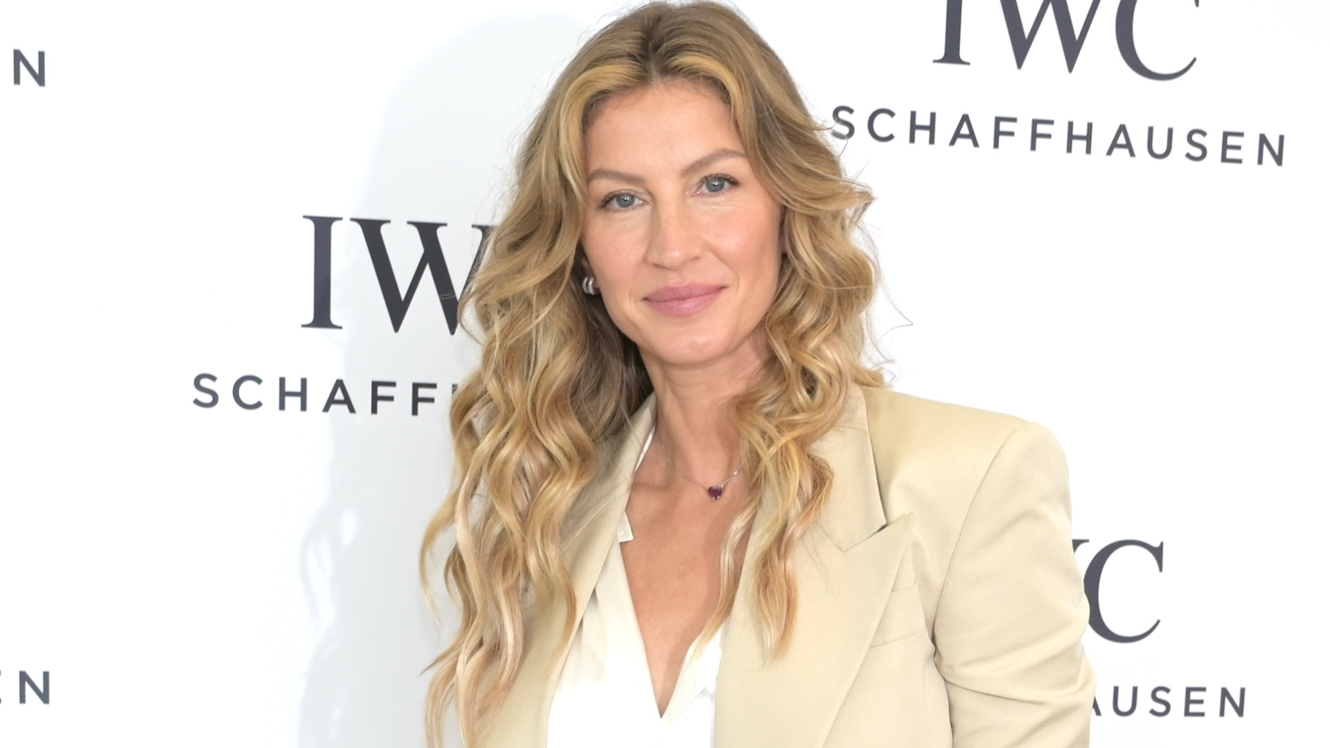 Gisele Bündchen é vista pela primeira vez após confirmação de gravidez, e vídeo registra barriguinha; assista