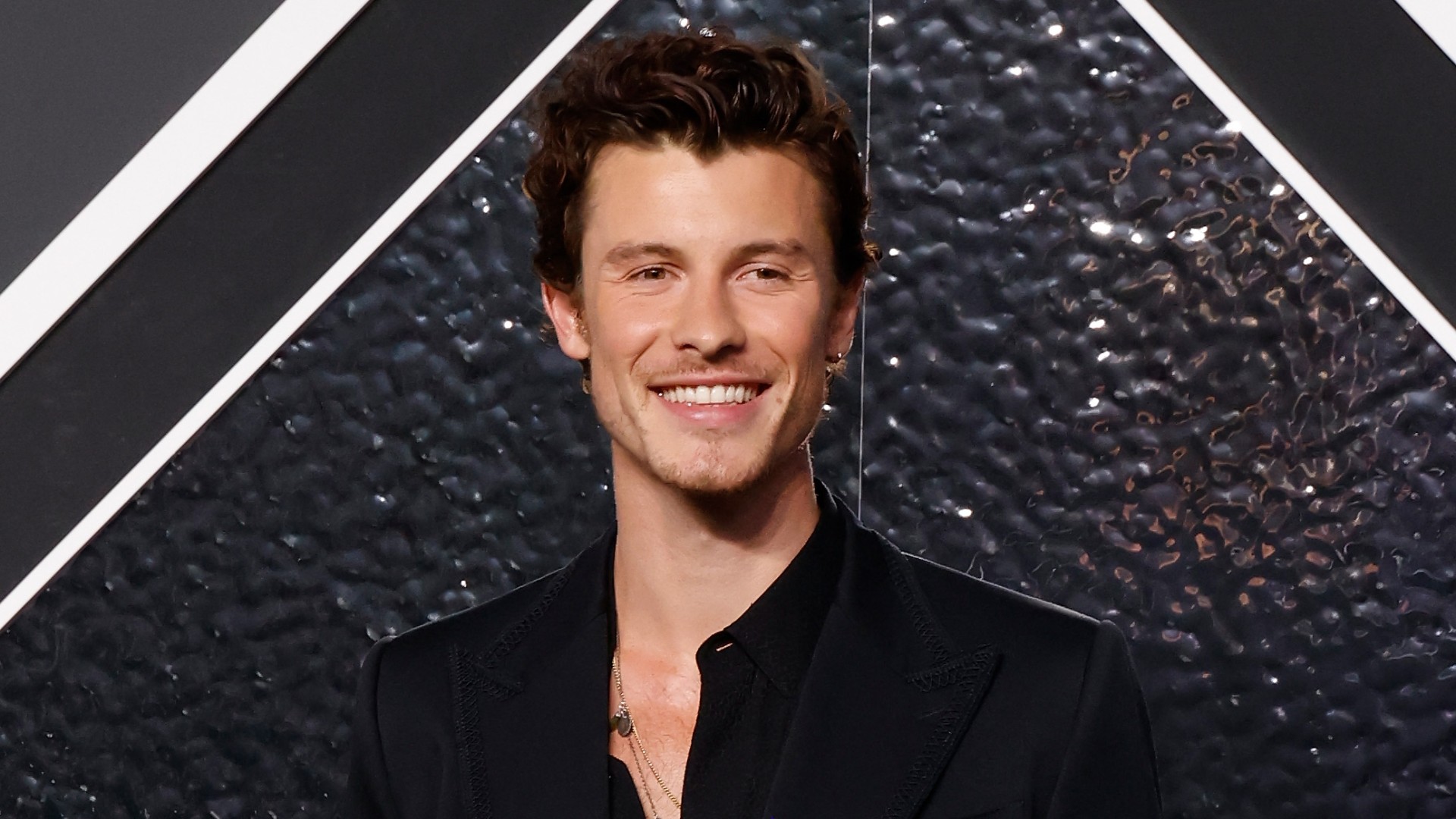 Shawn Mendes se abre sobre sexualidade durante show: “Estou apenas descobrindo”; assista