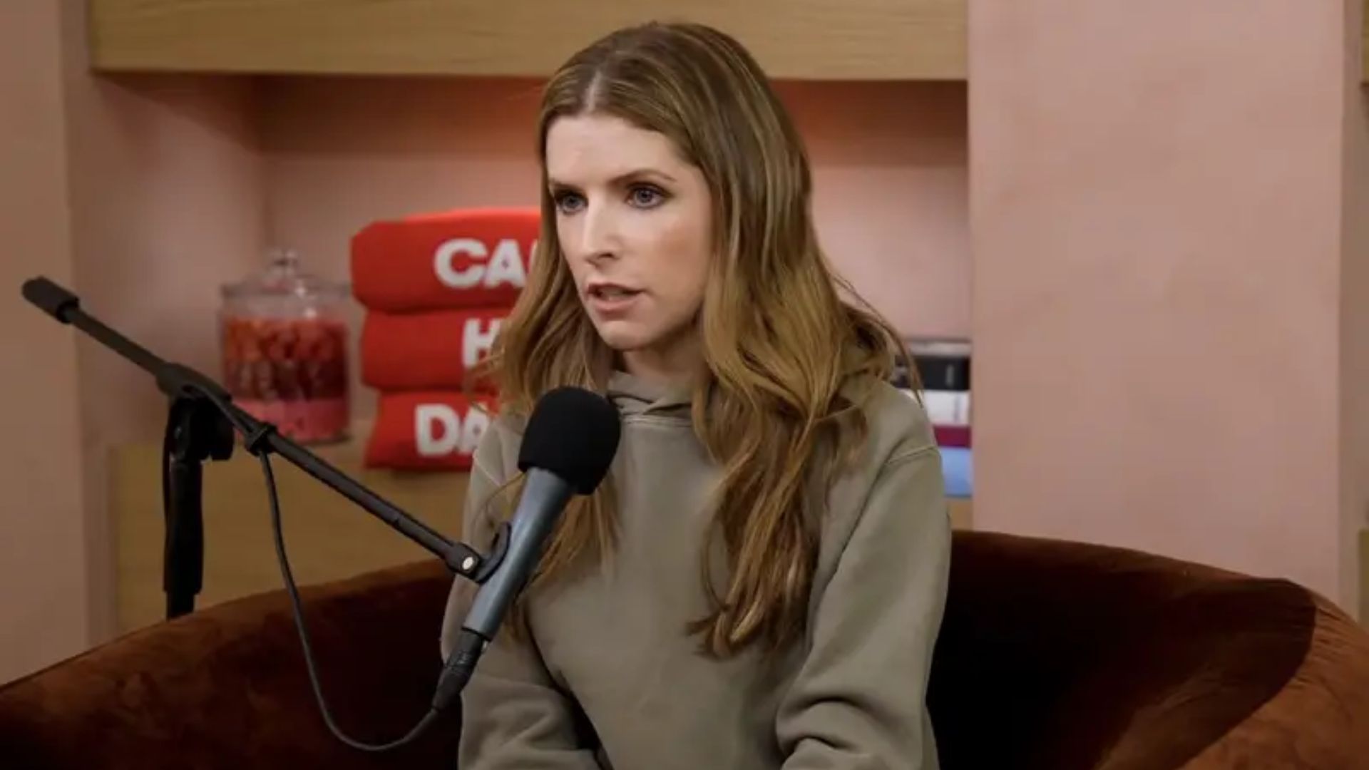 Anna Kendrick revela em que momento percebeu que estava em um relacionamento abusivo após 7 anos; assista